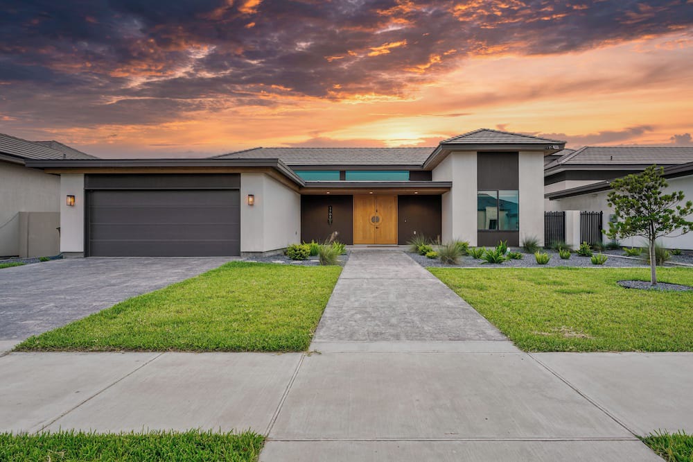 Edinburg House | The Ultimate Retreat Home