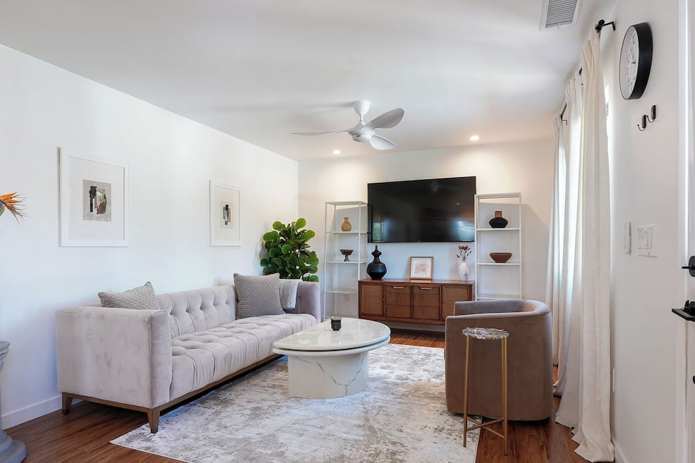 Los Feliz Apartment | Stylish Retreat in Los Feliz: Designer Finishes, Trendy Area