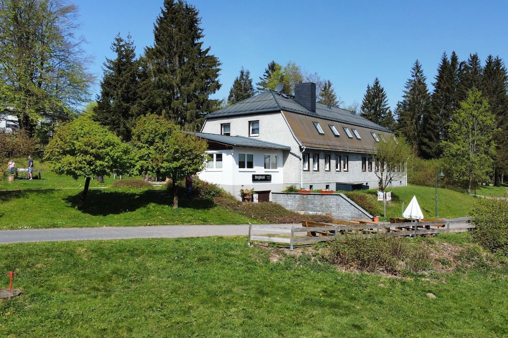 Frauenwald Apartment | Vacation home Vier Jahreszeiten right next to the spa gardens and great hiking trails!