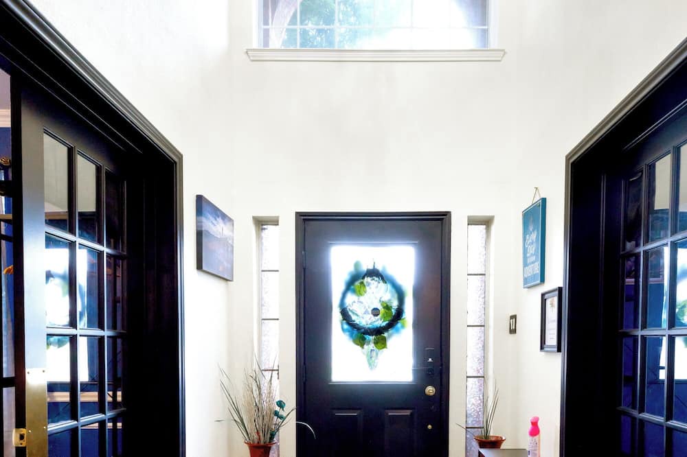 Allen House | Charming 3-bedroom guest house with WiFi, AC in tranquil Allen