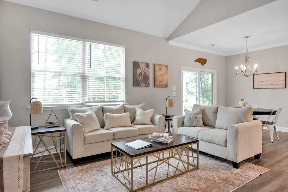 Westport House | Quiet 3BR Retreat near LKN