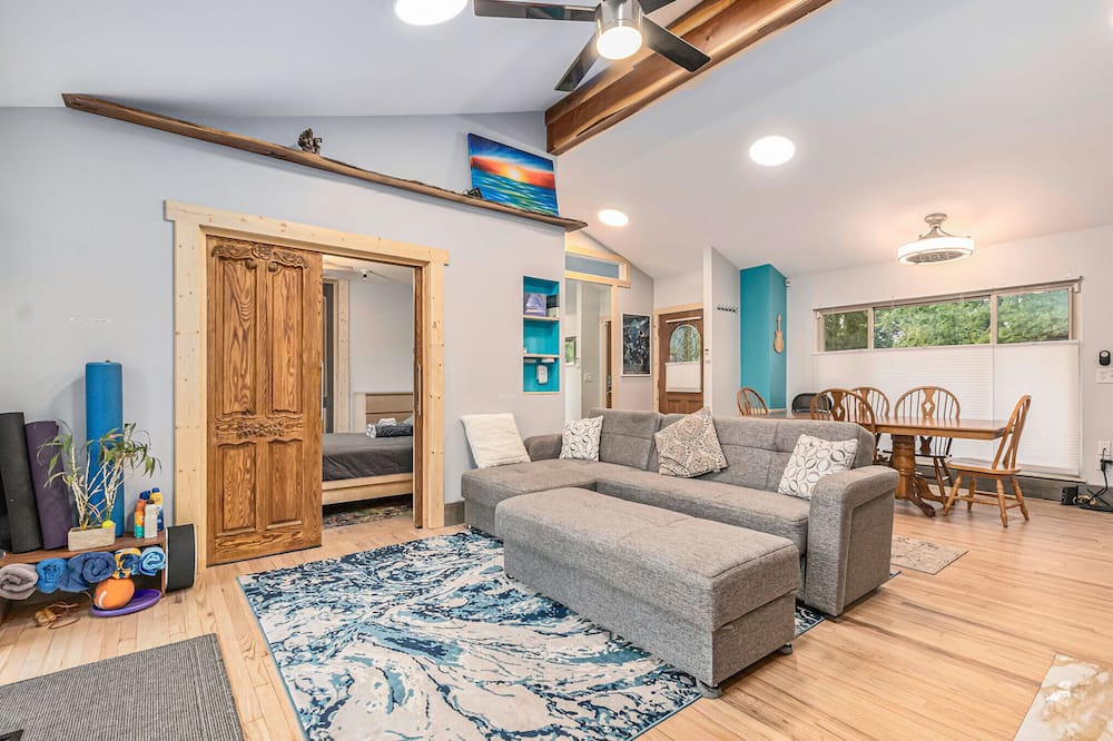 Drayton Plains Apartment | AMAZING 1 Acre Lakefront 3b/2b Apt w/Access to 4 Lakes, peaceful, boats galore!