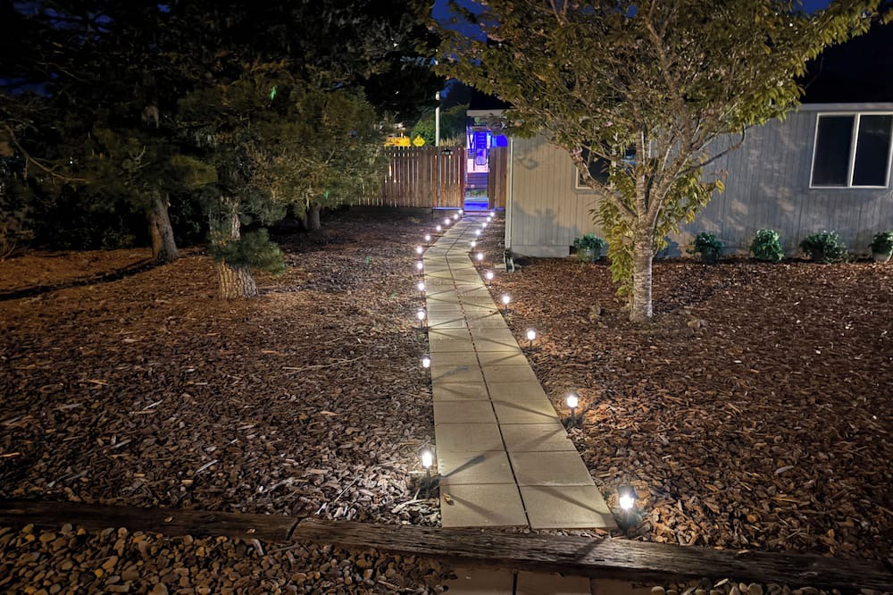 Florence House | Comfy RV with Hi Speed WiFi & Fire Pit centrally located in quiet neighborhood.