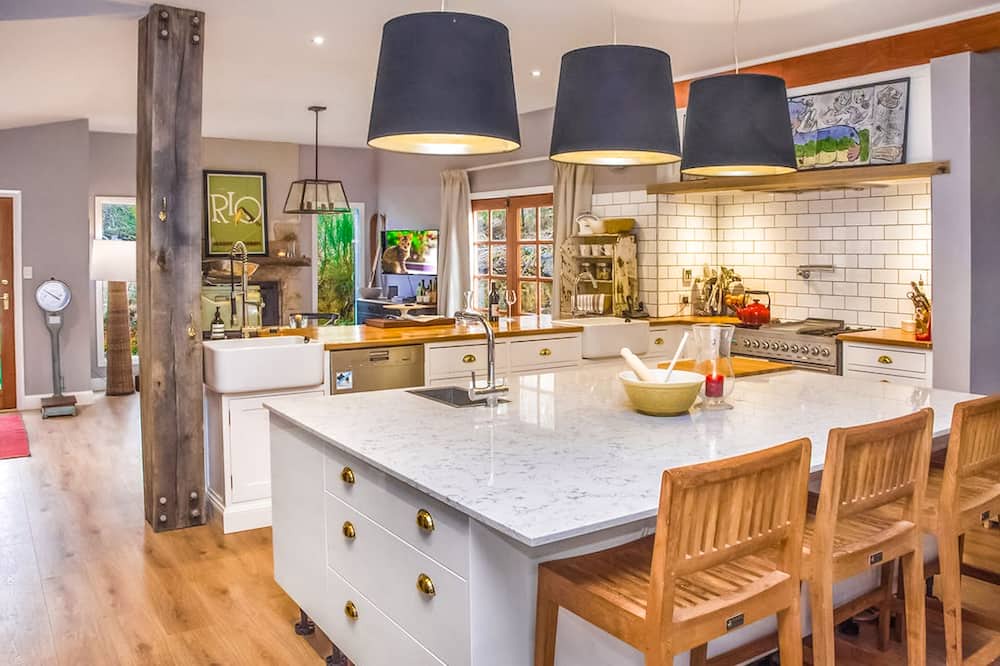 Cooma House | Montague Cottage - Your Cosy Snowy Mountains Family Retreat. Dog Friendly!