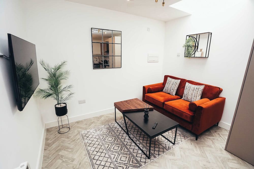 Barrow-on-Trent Apartment | Hen & Chickens Luxury Apt Free Parking | By DerBnB