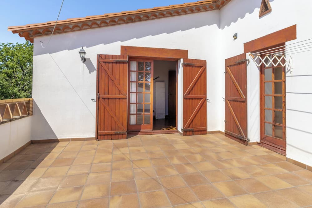 Can Carbonell House | Ca la Goyi: swimming pool, games room, petanque, table soccer, ping-pong. All in one.