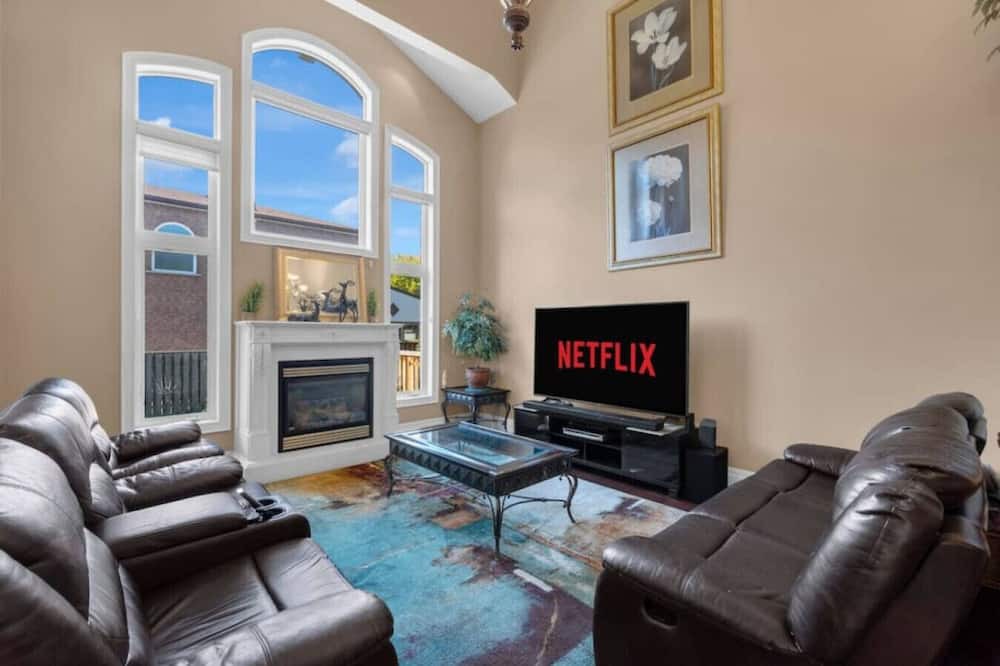 Alderwood House | 4BR - 10 Min to Downtown & Airport - Gym/Pool Table