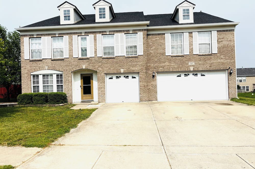 West Newton House | Spacious 5-bedroom house in beautiful Indianapolis with WiFi, AC