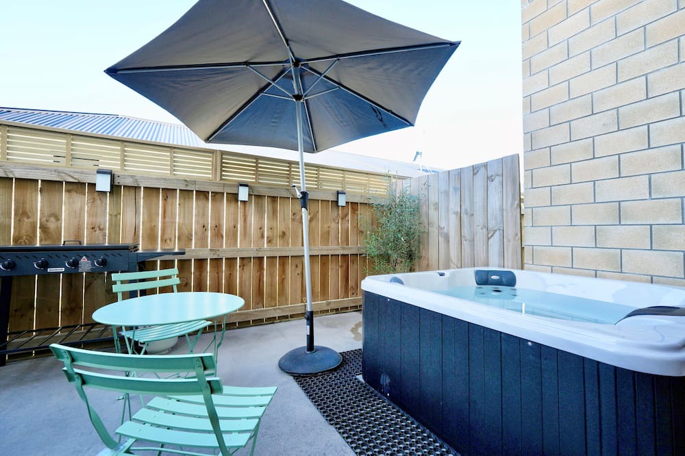 Hamilton House | Modern Oasis with Spa, close to chopping centre!