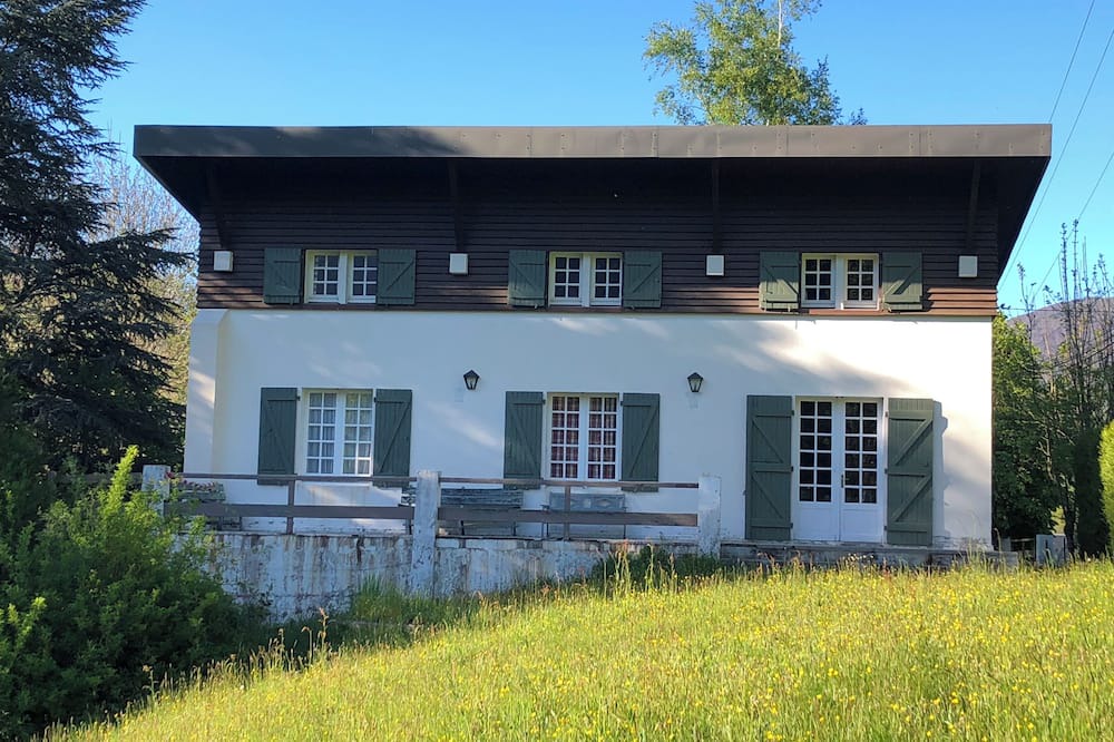 Campan Ski Chalet | BEAUTIFUL PYRENEAN MOUNTAIN CHALET.