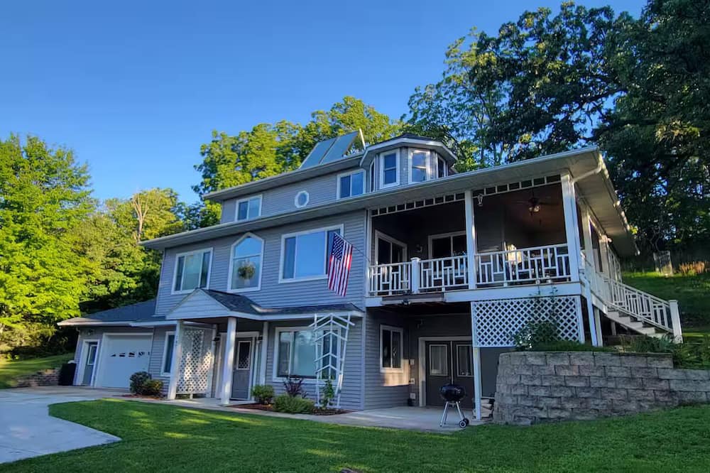 Decorah Apartment | Modern Comfort Riverview Stay