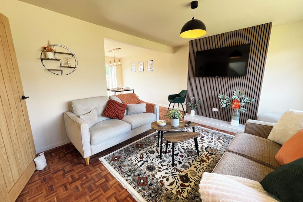 Yeovil House | Modern 3-Bed Home in Yeovil with Free Private Parking Wi-Fi & Garden
