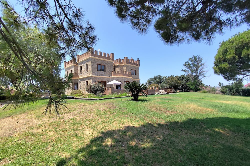 Lakopetra Villa | Chateau Retreat
