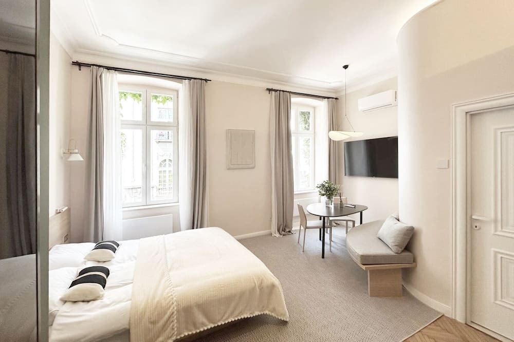 Vracar Apartment | Superstring Design Suite in Prime Location