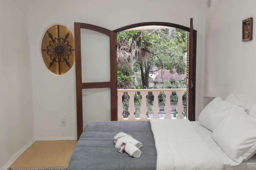 Historic Center Apartment | Romantic Suite with balcony view in the Historic Center of Petrópolis