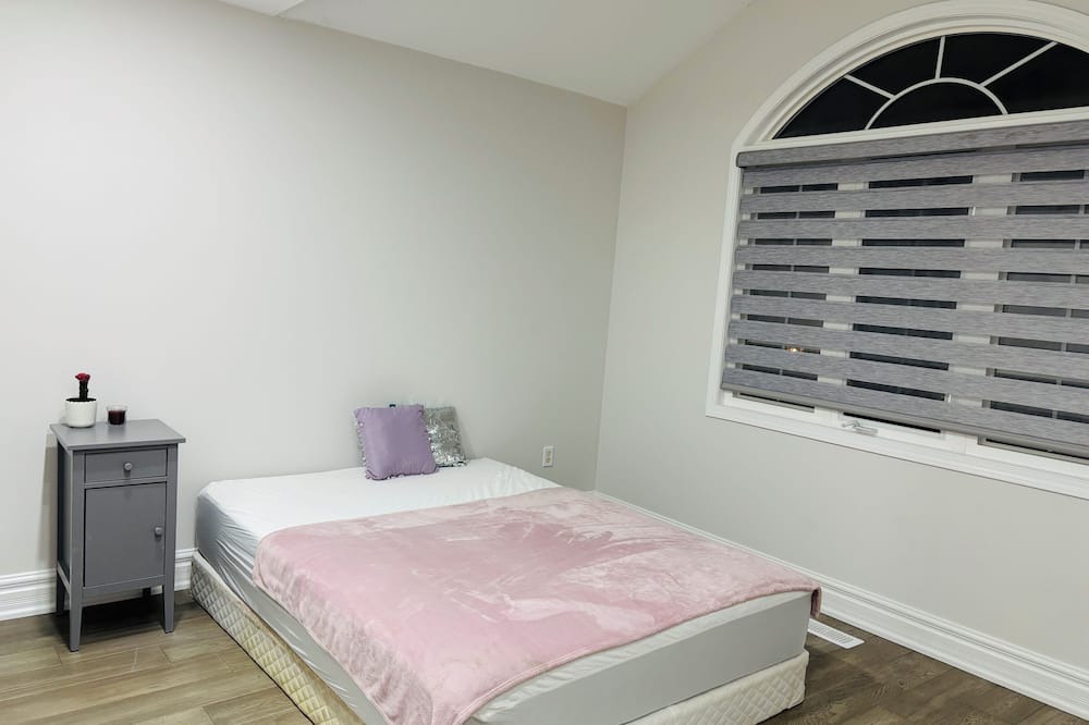 New Tecumseth House | Private room with shared bathroom