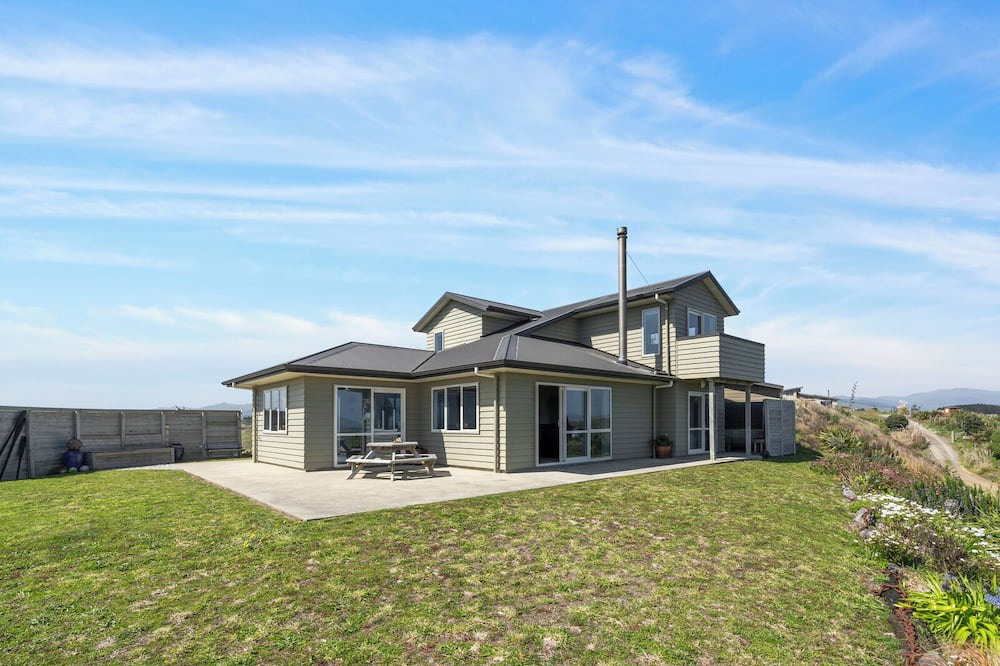 Waikawa Beach House | Seamless Serenity : Modern House in Nature's Lap