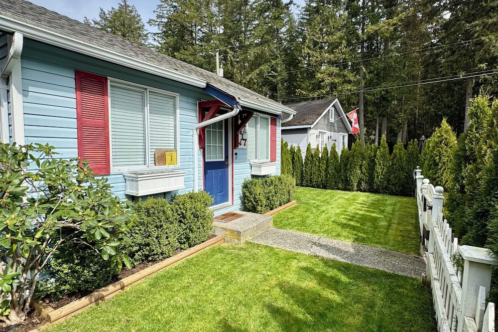 Cultus Lake House | Cultus Lake Blue Beach Bungalow