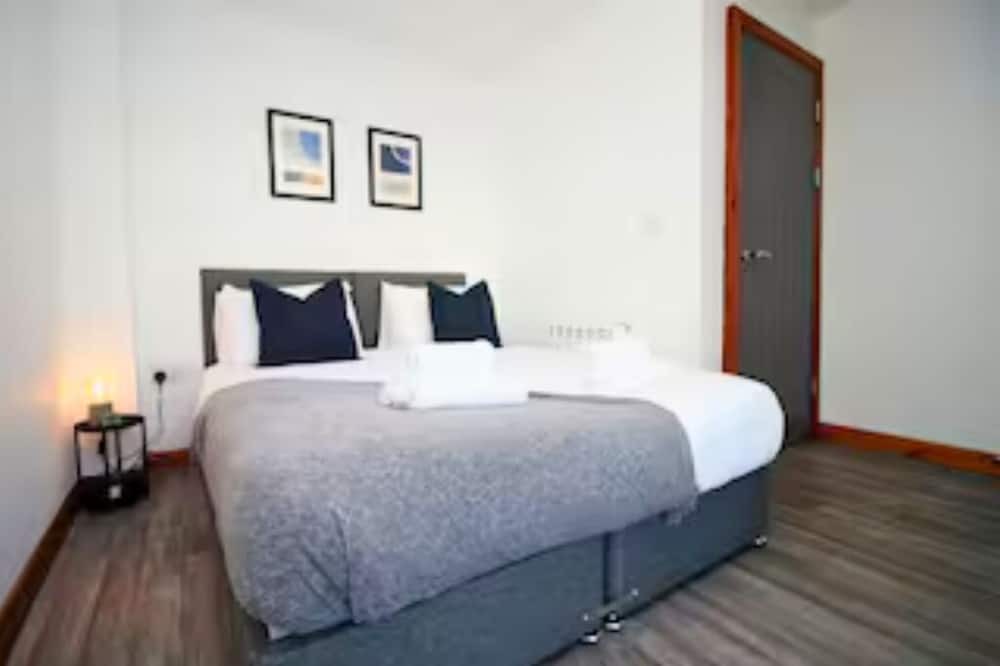 Uplands Apartment | Fully Equipped Kitchen, Double room, Parking