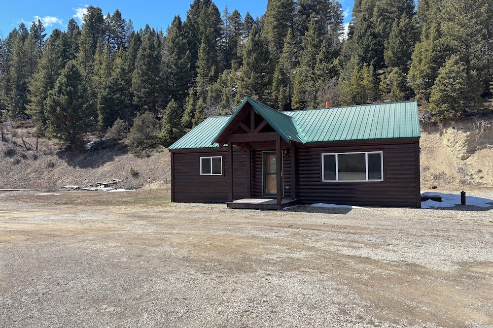 White Sulphur Springs Cabin | Cabin in the Little Belt Mountains