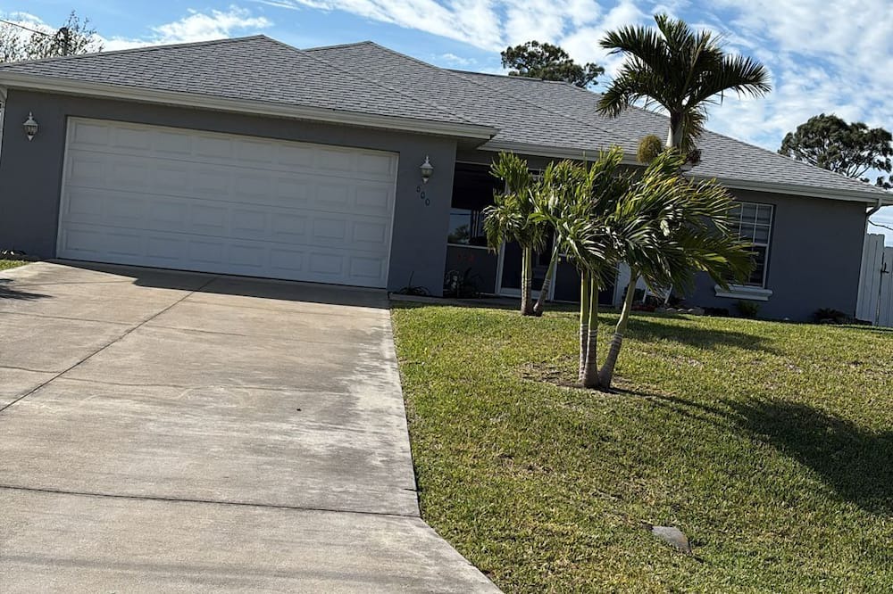 Mariner House | Charming 3-bedroom house with Hot Tub, AC, WiFi in Cape Coral
