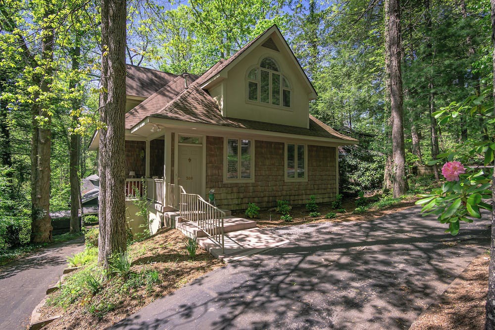 Black Mountain House | The Cottage | Spacious Montreat Home Within 5-Mintue Walk of Lake Susan!