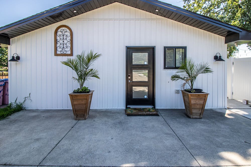 Lakeshore House | 2 bdr Belle River retreat