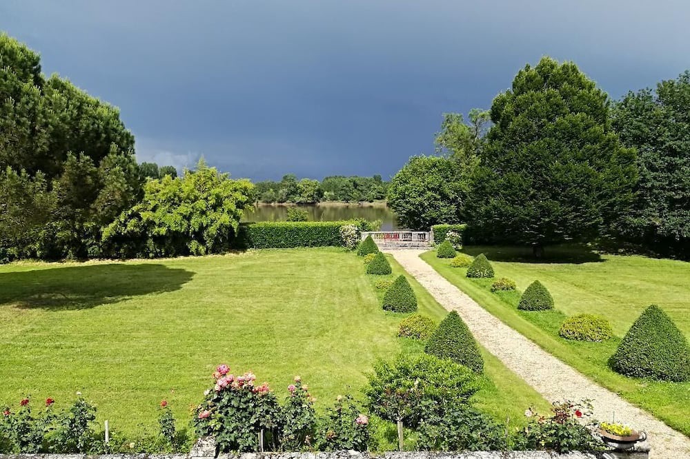 Fronsac House | A haven of tranquillity on the banks of the Dordogne River