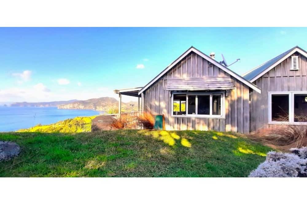 Tuateawa House | "The Rock" is simply one of the best coastal experiences here in the Coromandel.