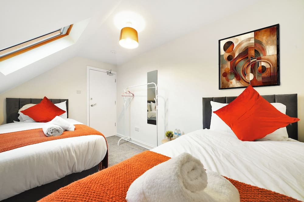 Spencers Wood Apartment | King Size beds, CCTV parking , Discounts