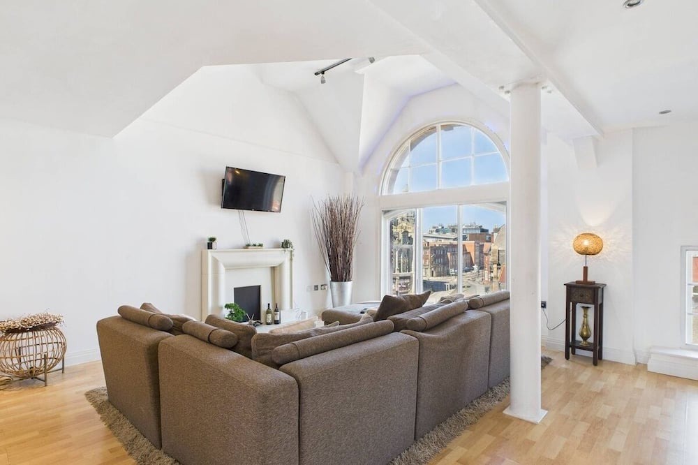 Wolverhampton Apartment | City View | Sleeps 8 | Contractors | Long stays