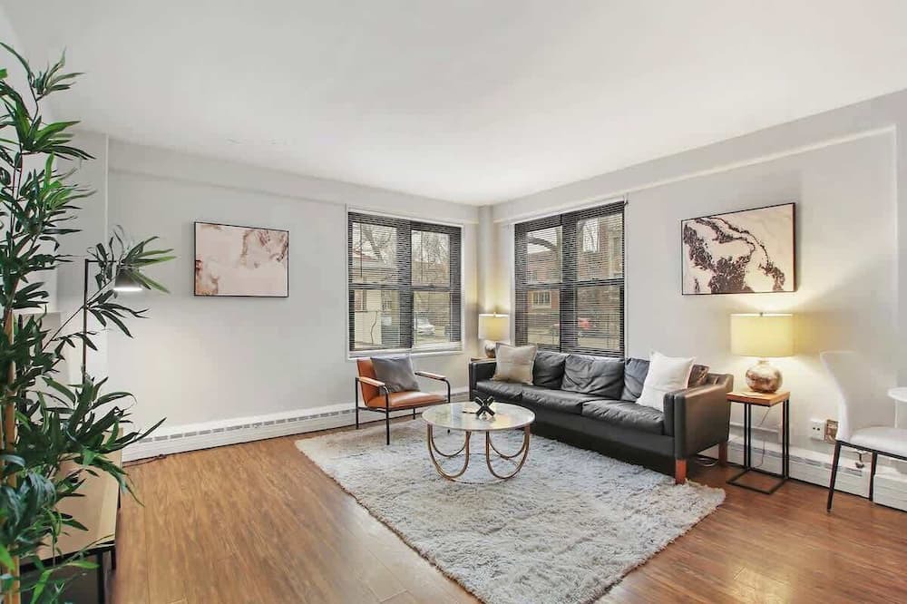 Hyde Park Apartment | 1BR Bright and Airy Apt in Hyde Park