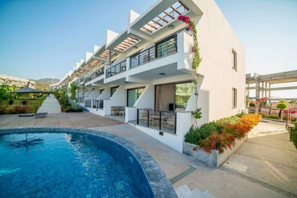 Bahceli Apartment | Modern studio: Relaxation with pool & sea view