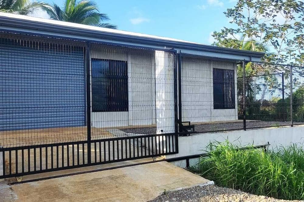 Boca Arenal House | Charming 2bedroom house in Boca de Arenal SanCarlos with AC, WiFi + 1 car garage