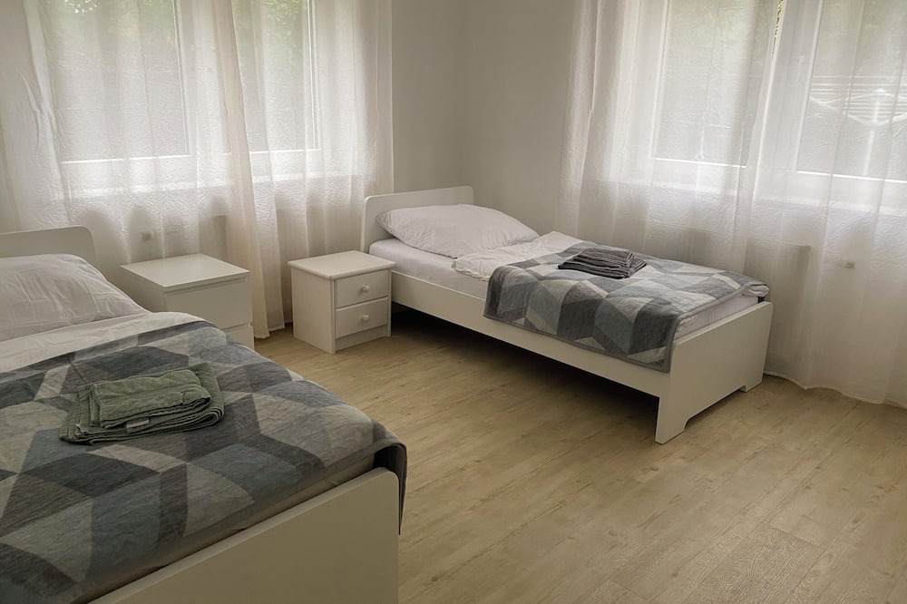Schwarzenmoor House | Haus Schwarzenmoor - vacation home/mechanic's accommodation centrally located in Herford