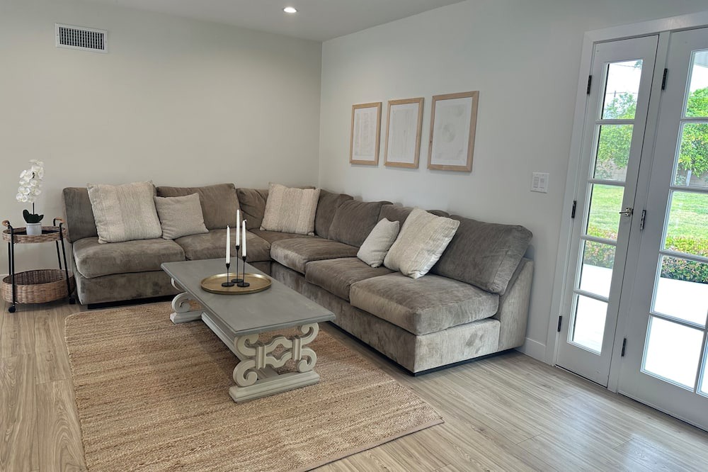 Northridge House | Spacious 5-bedroom house in enchanting Northridge with WiFi, AC