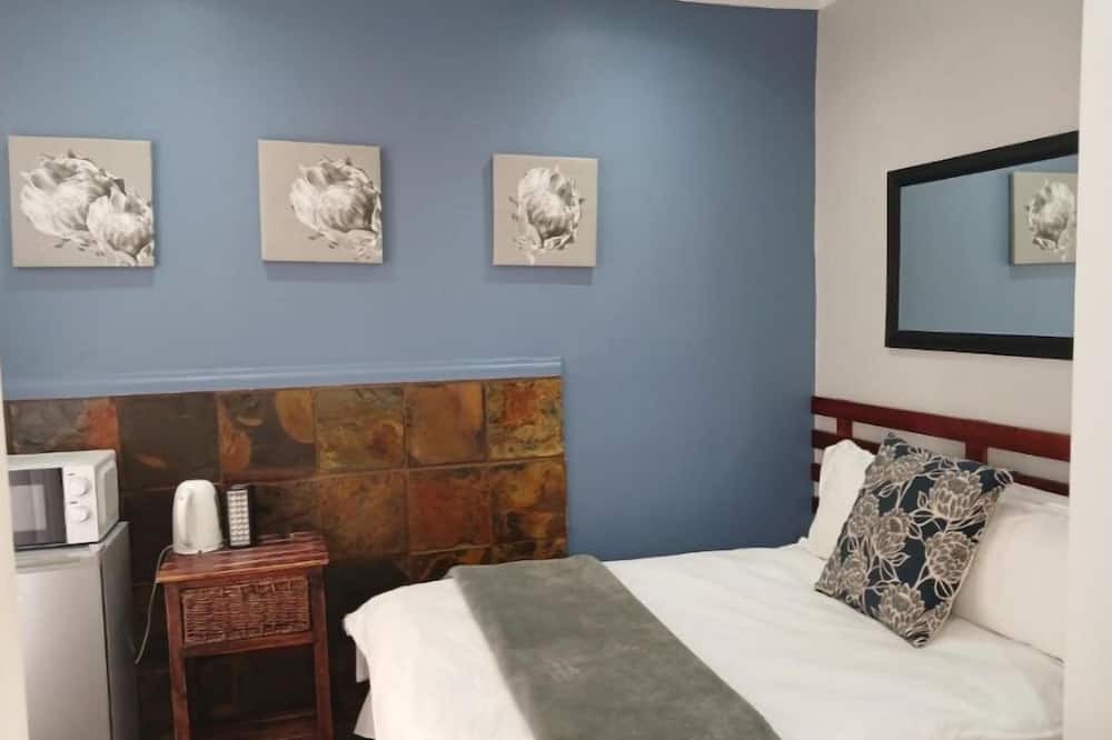 Fichardt Park Apartment | Orchard Guesthouse Double Room with Pool View 2