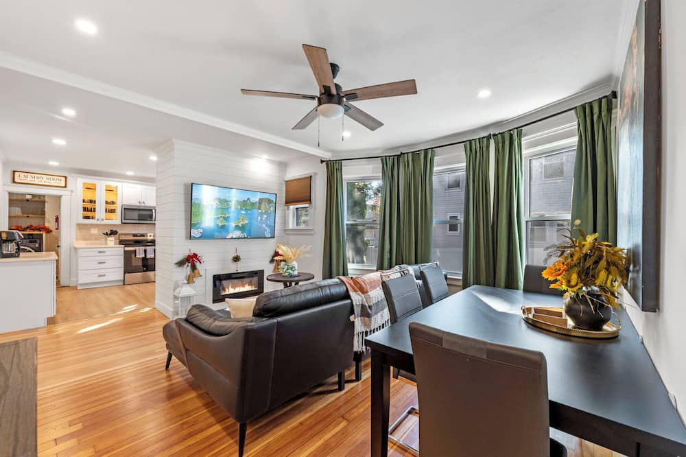 Framingham Condo | Luxurious 3BR Condo in Suburban Charm & Quick Access to Boston