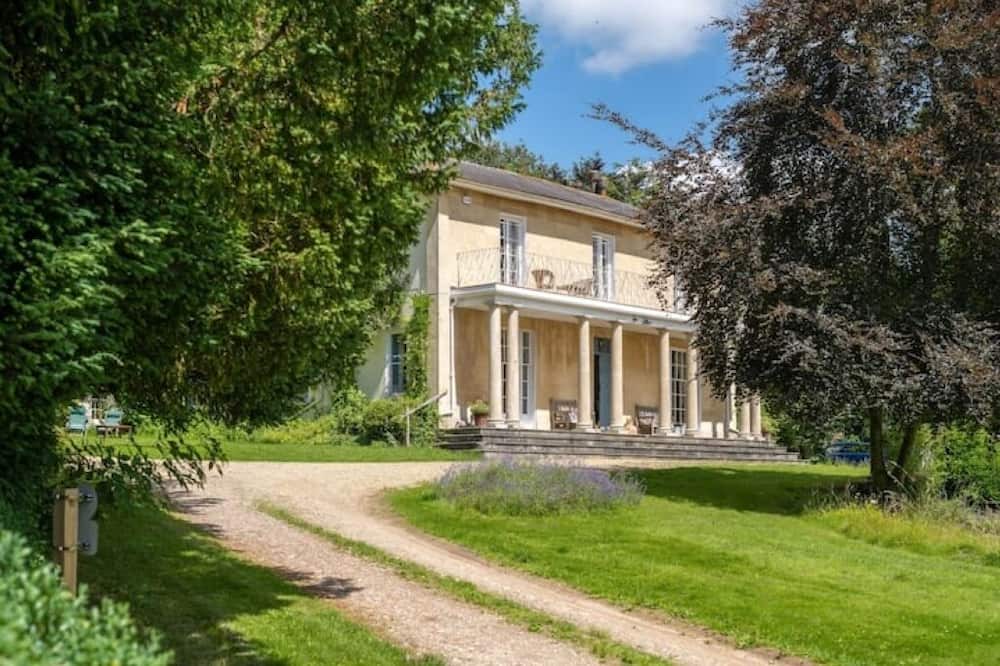 Shrewton House | Henge Estate: 9-10 en-suite bedrooms; Stonehenge
