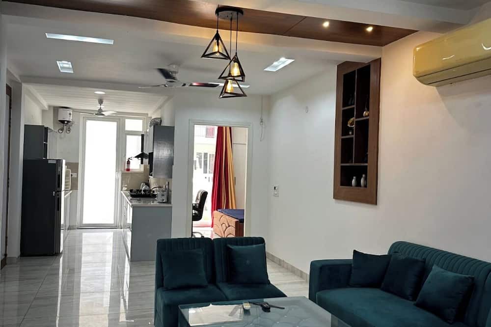 Zirakpur Apartment | Spacious 3-bedroom apartment with AC, WiFi in wonderful Zirakpur