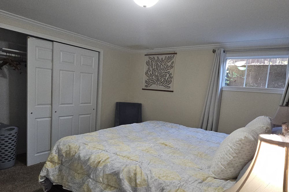 West End Apartment | Charming 1-bedroom apartment in delightful Tacoma with WiFi