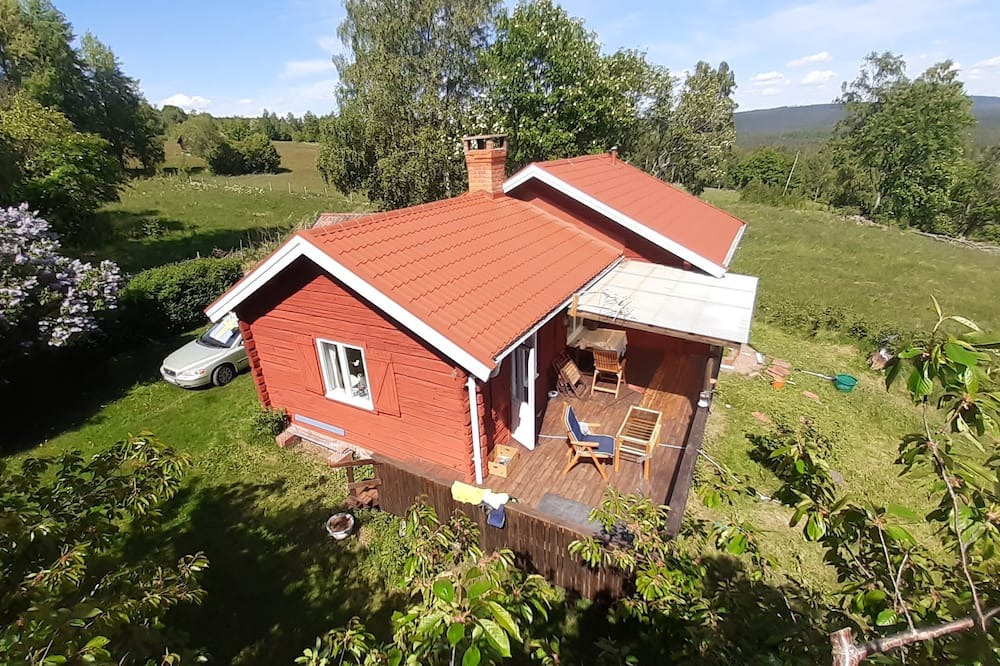 Bjursas Cottage | Dala cottage with stunning views near forest and lake