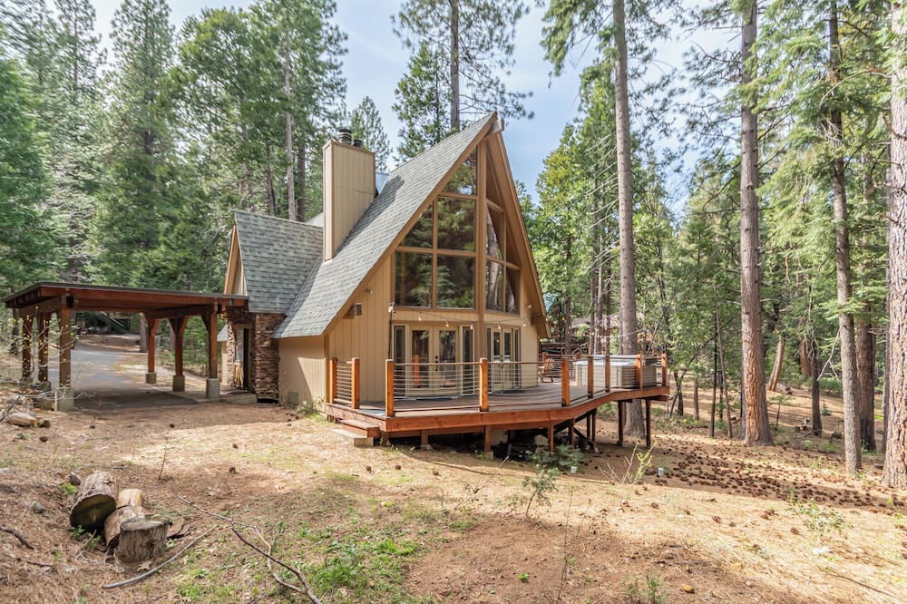 Arnold Cabin | Cheyenne Chalet- Hot Tub-Sleeps 12