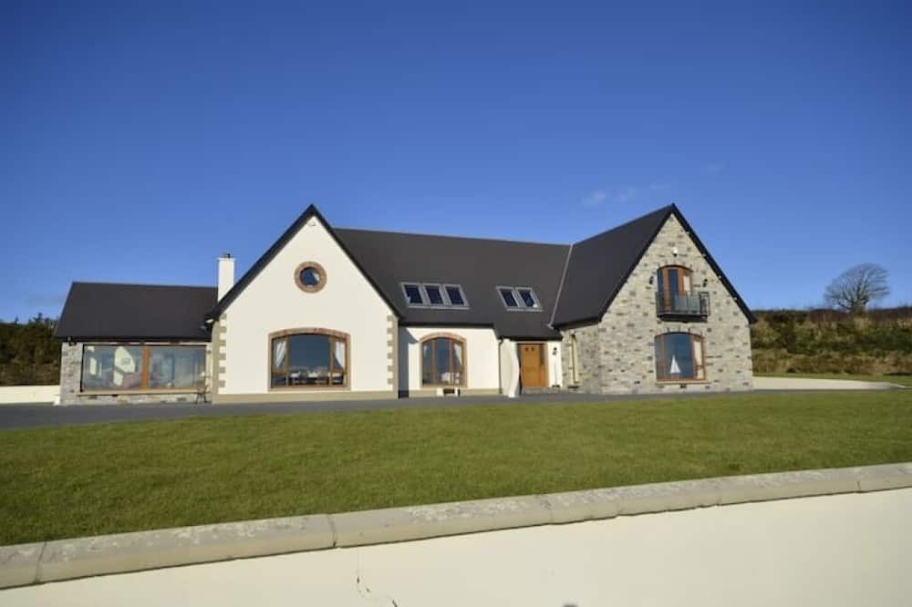 Ballymacarthur Bed & Breakfast | Lodges Estate: Spacious Retreat for Up to 10 Guests