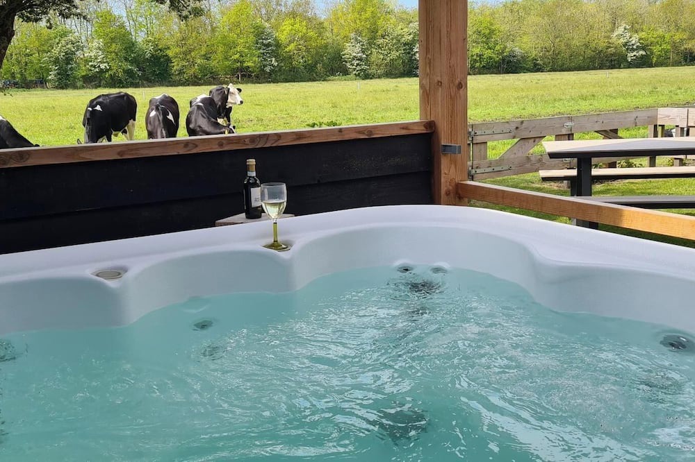 Oudeslius House | Have a unique experience in the Boerderijkamer with private outdoor hot tub , breathtaking views and comfortable amenities. Enjoy a carefree stay with fresh rolls and delicious coffee every day and explore the surrounding area, the beach, Callantsoog