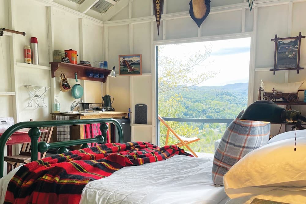 Stockbridge Cabin | 1950s "Retro" Cabin in Vermont w/Breathtaking Views!