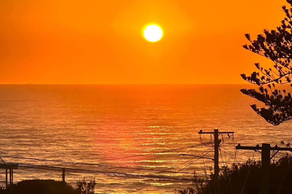 Wamberal Apartment | 100m from Beach: The Wambi Getaway, Pet Friendly, 2BR, Entire Apartment and Yard