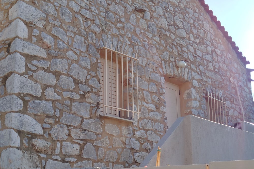 Areopoli Cottage | Charming cottage with AC and WiFi in lovely Areopoli