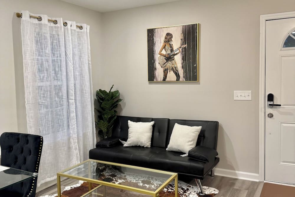 Midtown Apartment | Mid-Town Cottage ~ Cozy Retreat