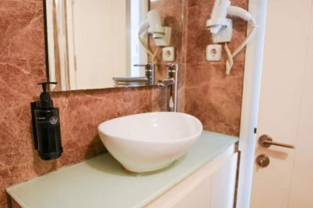 Gumussuyu Mahallesi Apartment | Taksim inci Apartment - One-Bedroom Apartment 1